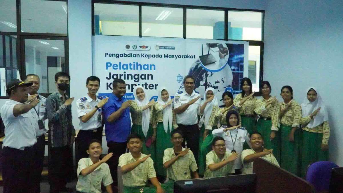 Berwisata dan Belajar, Siswa SMK Khartika XX-1 Makassar Kunjungi Politeknik Penerbangan Makassar
