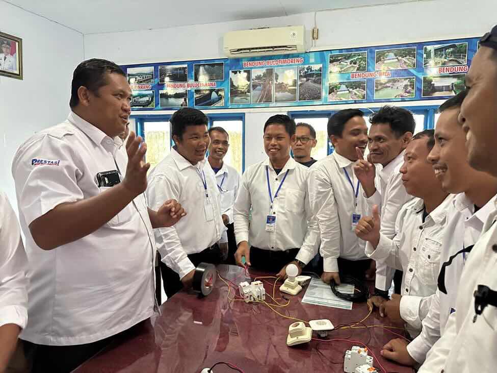 Pengabdian Poltekbang Makassar Latih Masyarakat Sistem Pengaman Instalasi Listrik